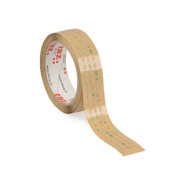 Die Abbildung zeigt selbstklebende Formstanzteile, die mehrbahnig gestanzt wurden. Der Liner ist braun, der Hintergrund ist weiss.