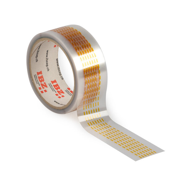 Die Abbildung zeigt Formstanzteile aus Kapton Klebeband, das mehrbahnig gestanzt wurde. Das Liner ist durchsichtig, der Hintergrund ist weiss.