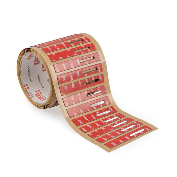 Die Abbildung zeigt Formstanzteile aus Acrylatklebeband, das in Rechtecke mit Innenteil gestantz wurde. Der Liner ist braun, der Hintergrund ist weiss.