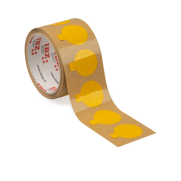 Die Abbildung zeigt Formstanzteile mit Anfasslasche, die aus einseitigem Klebeband in Kreisform gestanzt wurden. Der Liner ist braun, der Hintergrund ist weiss.